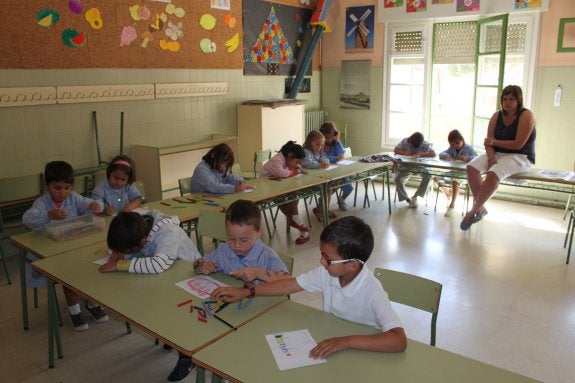 Escuela de verano en las antiguas aulas del colegio de La Estación. :: e.p.