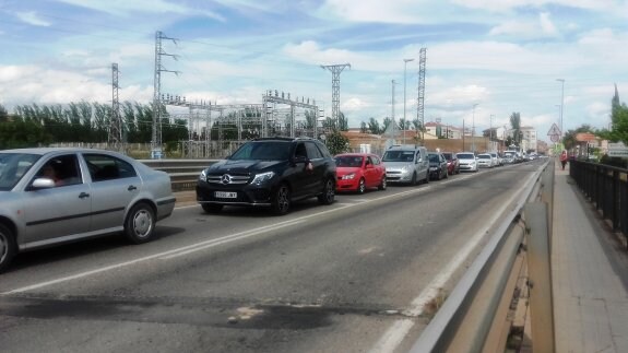 Larga fila de coches en la LR-134, ayer, a la salida de Calahorra. :: i.á.