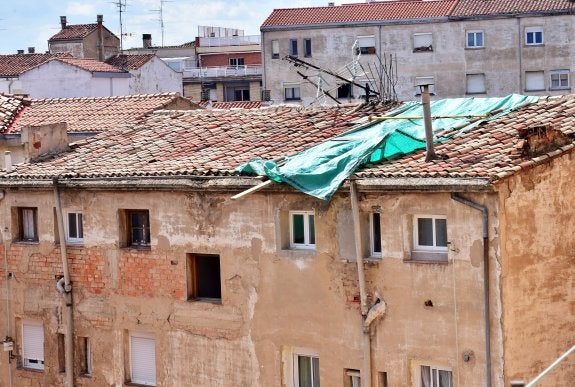 Aspecto que presenta el tejado del edificio de Valcuerna. :: m.herreros