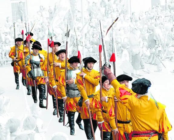 Desfile de soldados vestidos como las milicias que defendieron Logroño en 1521.:: MIGUEL HERREROS