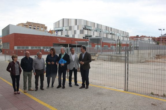 El PP reprocha al PSOE que no urbanice la zona de La Estación. :: e.p.