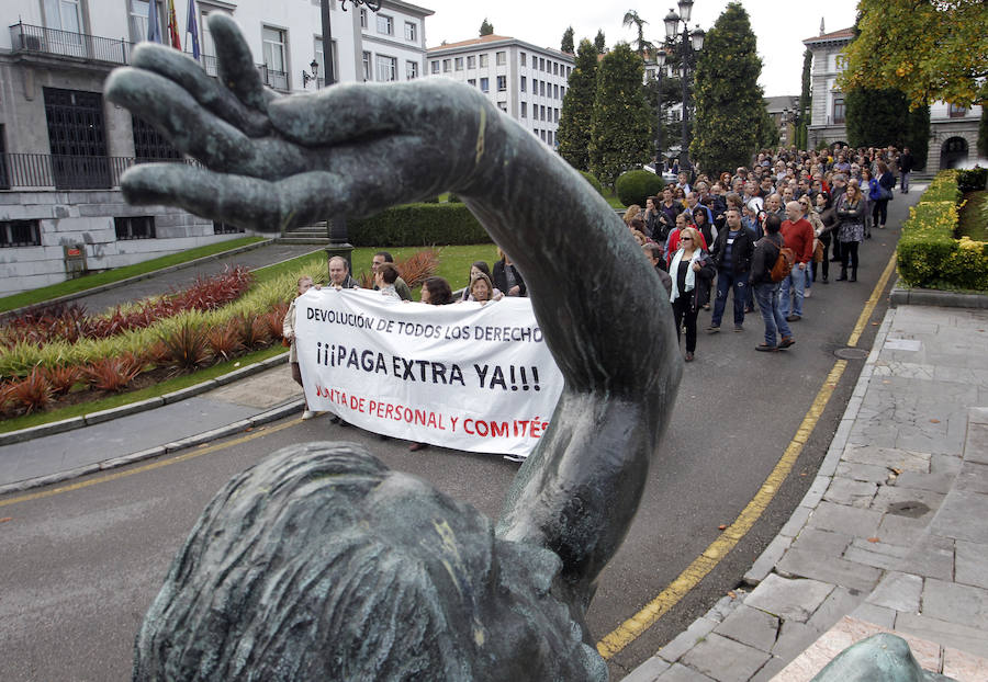 Manifestación de funcionarios en una ciudad española para reclamar el pago de la paga extra. 
