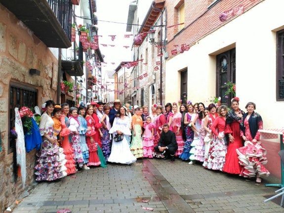 Mujeres del grupo Jaleo, en la Feria de Primavera. :: l.r.