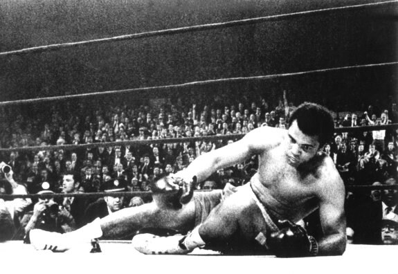 Muhammad Ali, en 1971, después de que Frazier le mandase a la lona. :: efe