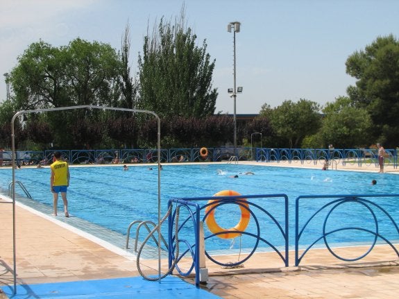 Imagen de archivo de las piscinas municipales alfareñas, que abren el jueves la temporada de baño. :: e.p.