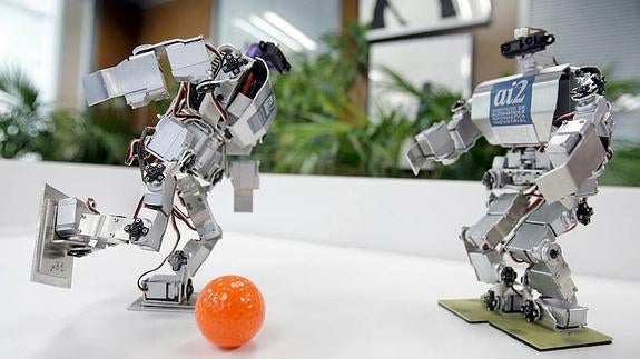 Dos robots autónomos juegan al fútbol. 