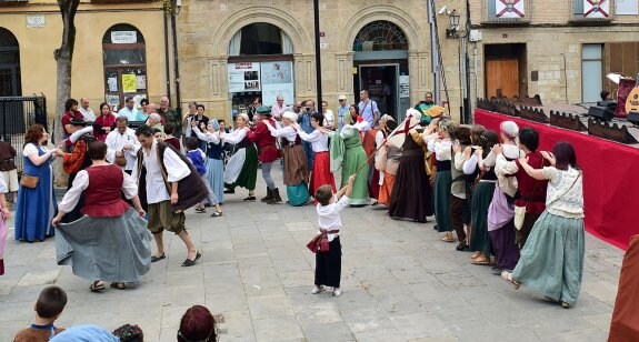 A bailar. Los voluntarios danzan en la plaza de San Bartolomé.