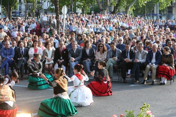 La Corporación municipal, con Gamarra y Ceniceros, en el acto. :: j.mARÍN