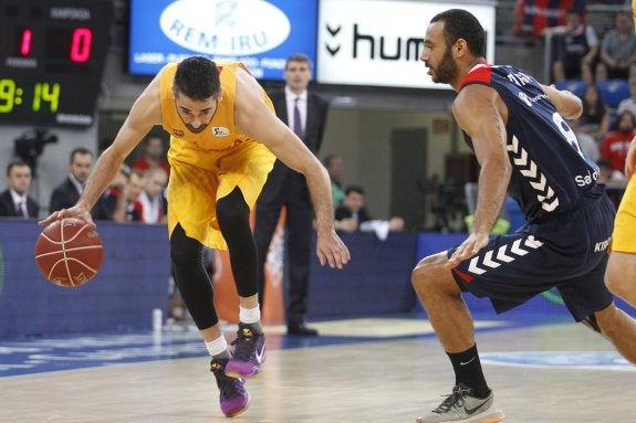 Navarro conduce ante Haga en un momento del partido de ayer. 