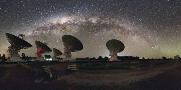 Visión de la Vía Láctea desde un complejo de telescopios en Sídney (Australia). :: Alex Cherney / Efe