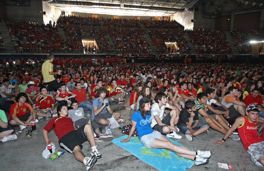 Aficionados asisten a uno de los partidos del Mundial de Sudáfrica en el Palacio de los Deportes