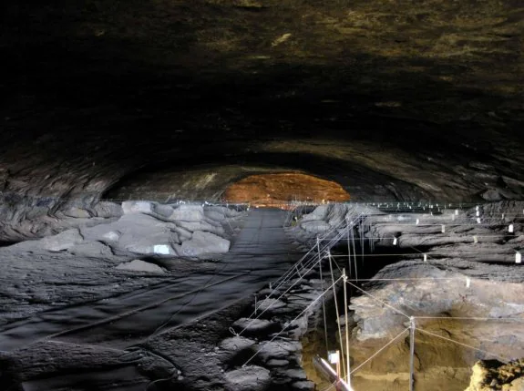 La caverna de Wonderwerk, sita en Sudáfrica, esconde restos del primer fuego de la Historia y pudo ser la primera cocina de la evolución humana. :: l. r.