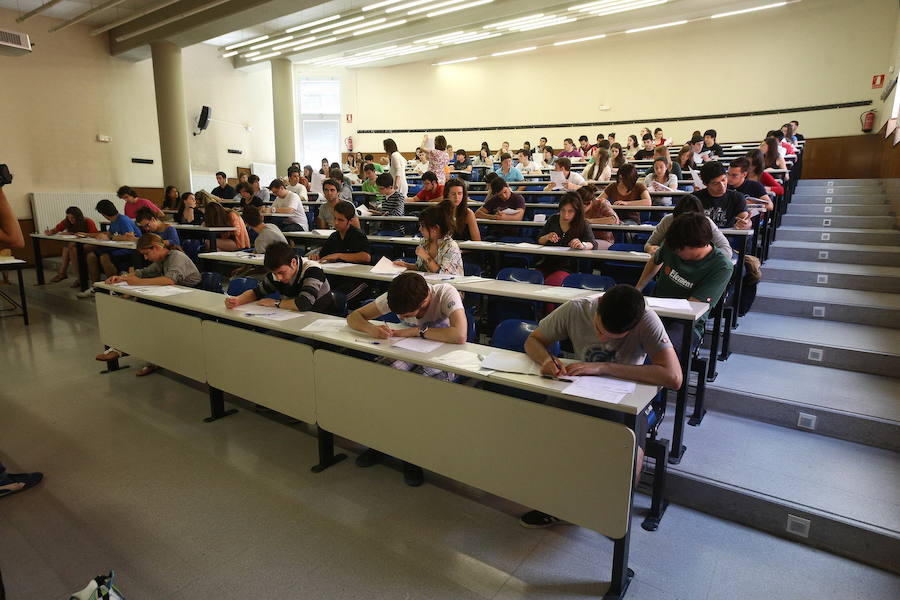 Alumnos durante el examen de selectividad en la UR