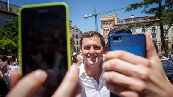 Selfis, vino blanco y un sol de justicia