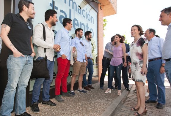 Levy, durante una de las visitas que realizó ayer en Logroño acompañada por Sanz, Gamarra y los candidatos del PP riojano. :: DÍAZ URIEL