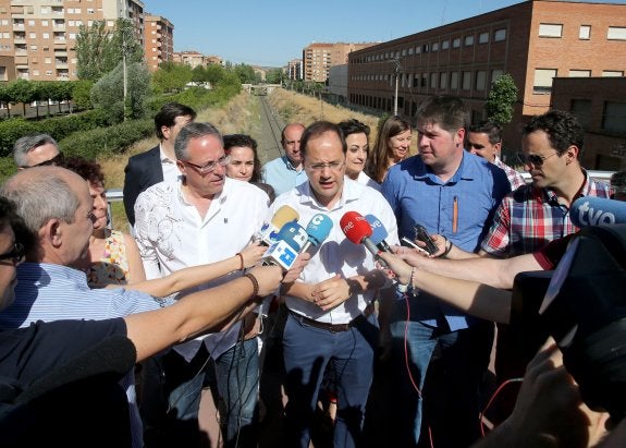 Luena y otros dirigentes del PSOE responden a la prensa ante el trazado del tren en Logroño. :: juan marín