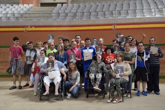 Foto de familia de usuarios del centro Áncora, con Urdiales. :: arps