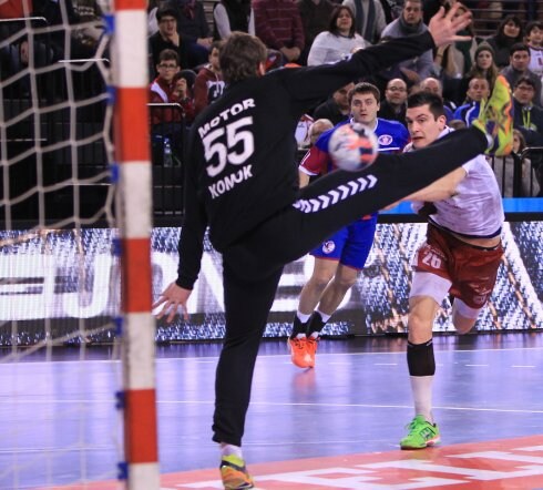 Partido de la Champions de balonmano entre Naturhouse La Rioja y Motor Zaporozhye. :: fernando díaz