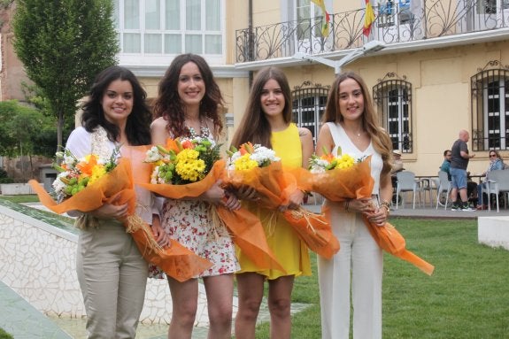 María Simón (a la izquierda), ayer junto a Rebeca Solana, Silvia Garrido y Marta Domínguez. :: E.P.