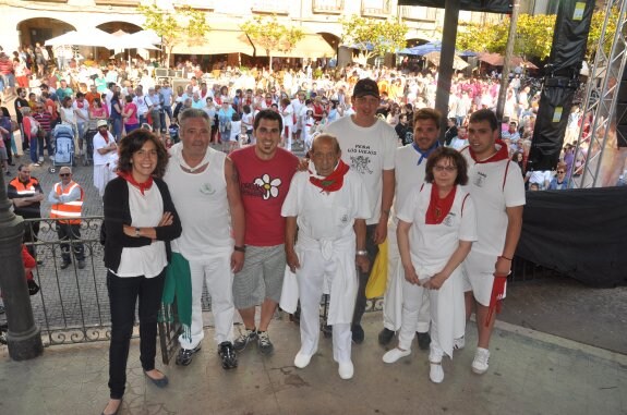 Representantes de las cuatro peñas pusieron sus respectivos pañuelos a Juan Rosales, uno de los fundadores de Los Veteranos y que lleva 47 años en la peña. :: c.v.