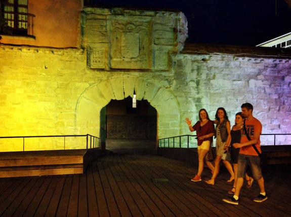 La muralla del Revellín se tiñe con los colores de la enseña arcoiris