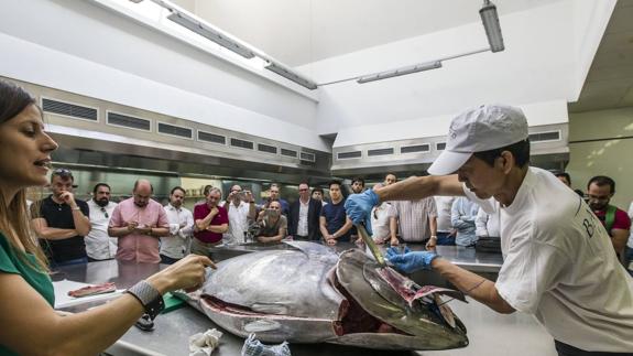 Máxima precisión japonesa en el corte del atún rojo