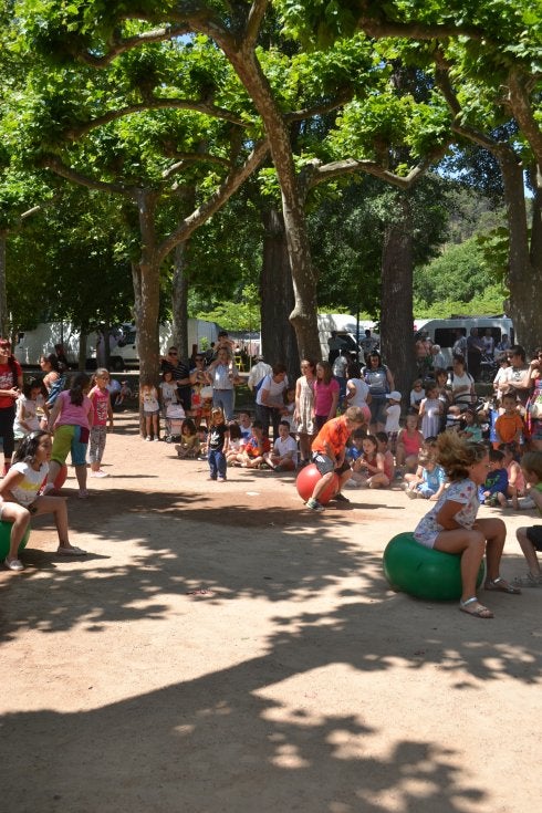 Juegos tradicionales en el paseo de San Julián. :: p.j.p.