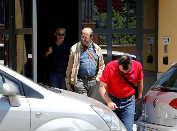 Varios técnicos de Hacienda, ayer, a las puertas de una de las sedes de la compañía en Madrid. :: reuters