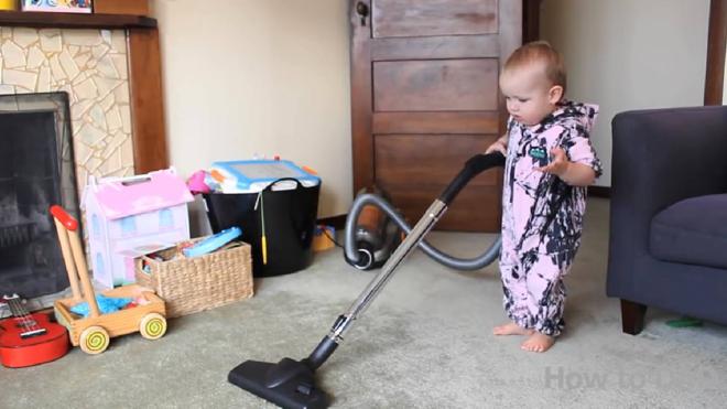 Enseña a tu bebé a limpiar la casa | La Rioja
