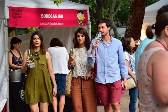 Ambiente en la tercera edición del Riojano Joven y Fresco en Zaragoza. 