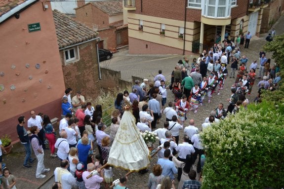 Los danzadores bajan y suben de cara a la Virgen. :: p.j.p.