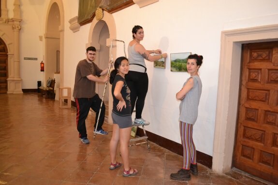 Alumnos del curso, instalando la exposición en el claustro alto de Yuso. :: p.j.p.