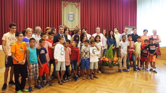 La alcaldesa, junto con los niños saharauis