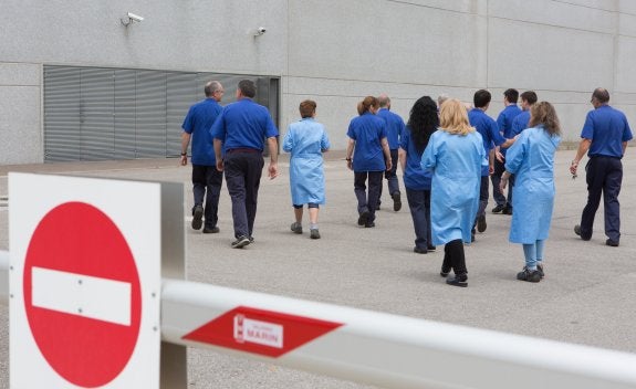 Trabajadores del turno de tarde de Unipapel dirigiéndose ayer al interior de la factoría logroñesa. :: sonia tercero