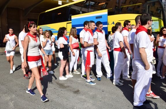 Pantalón blanco, camisa blanca y faja y pañuelico rojo fueron los colores que ayer tomaron la estación de autobuses de Logroño.
