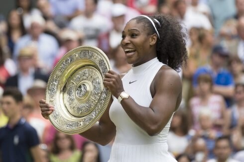 Serena Williams posa con el trofeo de Wimbledon. :: efe
