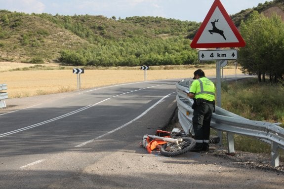 El joven falleció después de que su moto se saliese de la carretera y colisionara contra el puente. :: e.p.