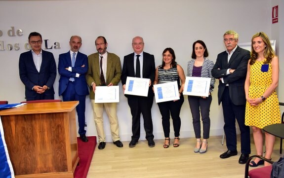 Los premiados o sus representantes, acompañados por las autoridades, posan con sus diplomas, ayer en la sede colegial. :: Miguel Herreros