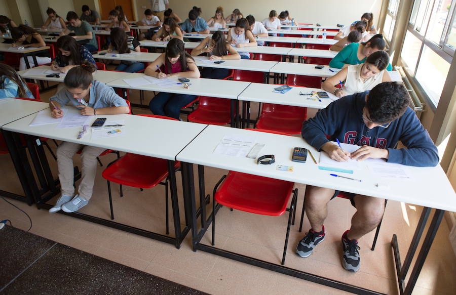 Aula con alumnos examinándose de la PAU. 