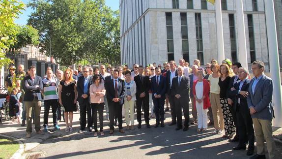 Minuto de silencio de los trabajadores del Gobierno de La Rioja. 