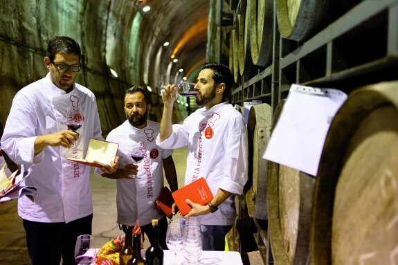 Tres participantes en este concurso catan vinos Viña Real en uno de sus  túneles. 