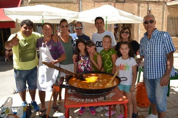 Familias y amigos se afanaron por lograr las mejores paellas. :: p.j.p.