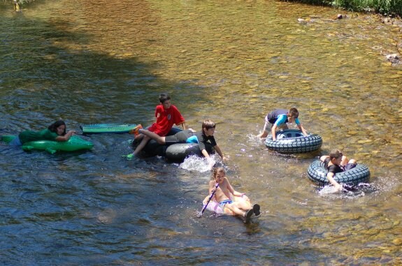Cualquier tipo de flotador fue divertido para 'bajar' el río Najerilla. :: p.j.p.