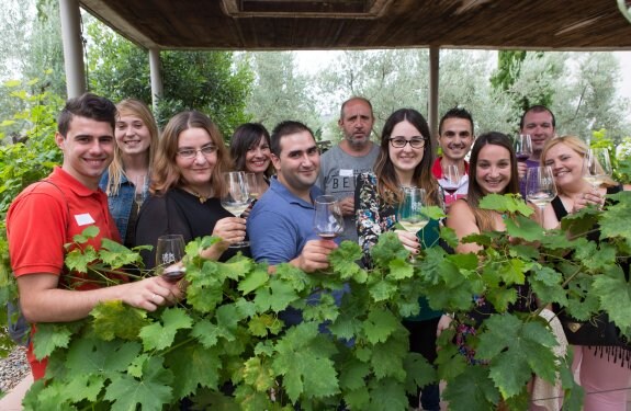 Los candidatos a Vendimiadores, durante su visita de ayer a Bodegas Ontañón. :: sonia tercero