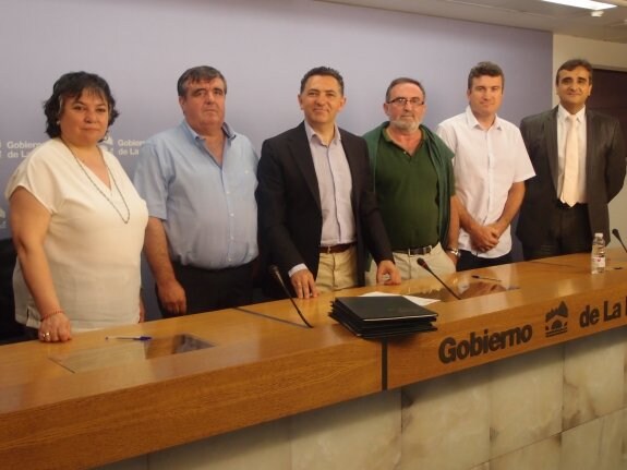 Cuevas con los alcaldes de los municipios ayer. :: gobierno de la rioja