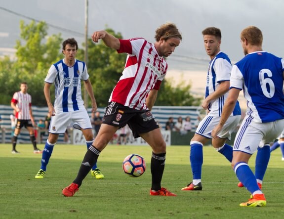 Mendi , en el partido ante la Real Sociedad. :: DÍAZ URIEL