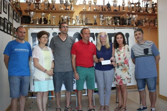 Momento de entrega del donativo en la Escuela de Fútbol. :: E.P.