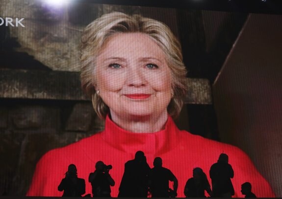 Imagen de Hillary Clinton en pantalla de la convención demócrata de Filadelfia. :: ANDREW GOMBERT / efe