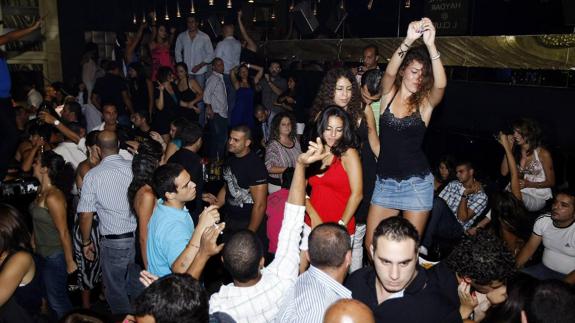 Jóvenes bailando en una discoteca