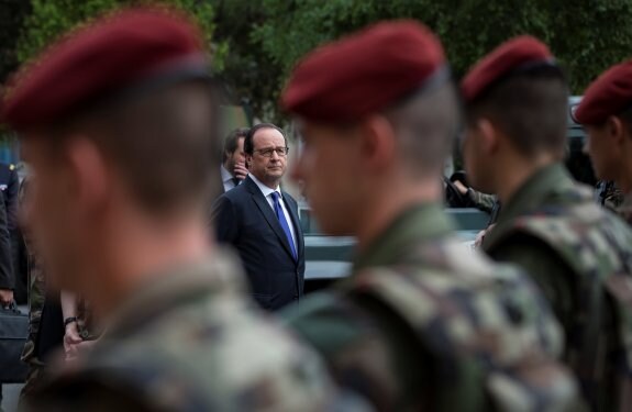 El presidente francés, Francois Hollande, pasa revista a las tropas en el fuerte de Vincennes, base para el plan 'Vigipirate', el sistema nacional de alerta. :: reuters
